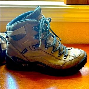 Lowa—Women's Hiking Boots— size 8